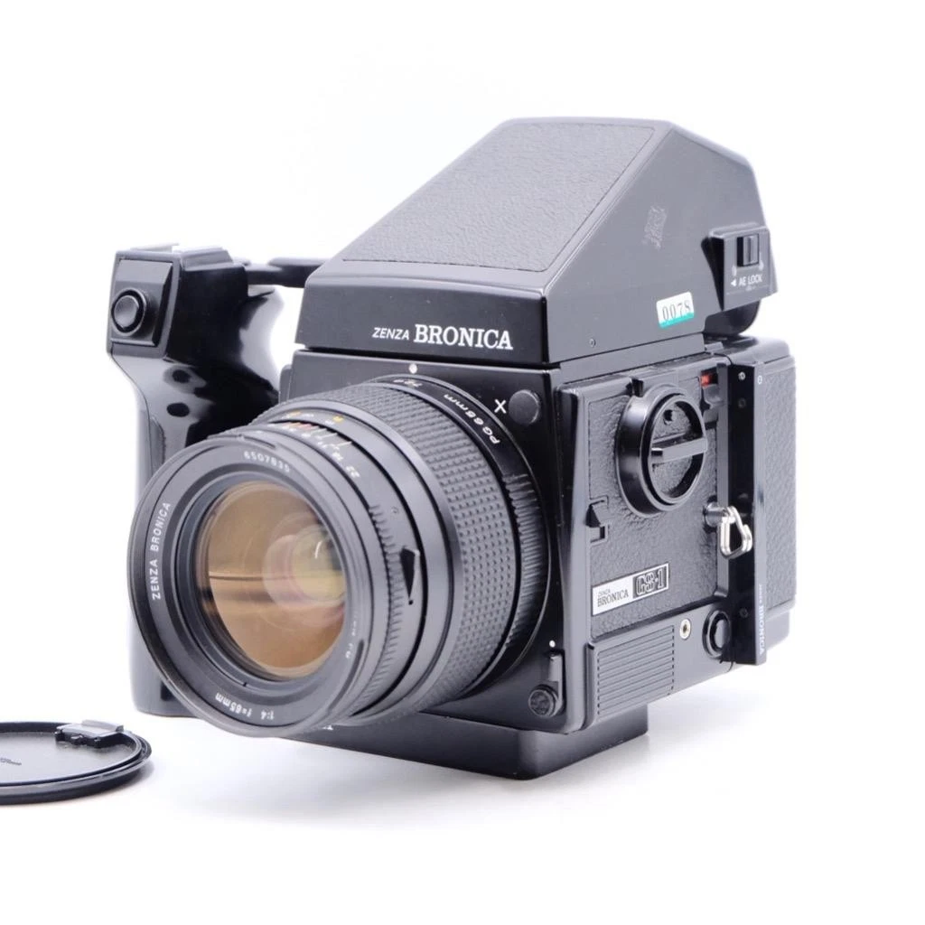 装有镜头、AE 取景器和手柄的 Zenza Bronica GS-1