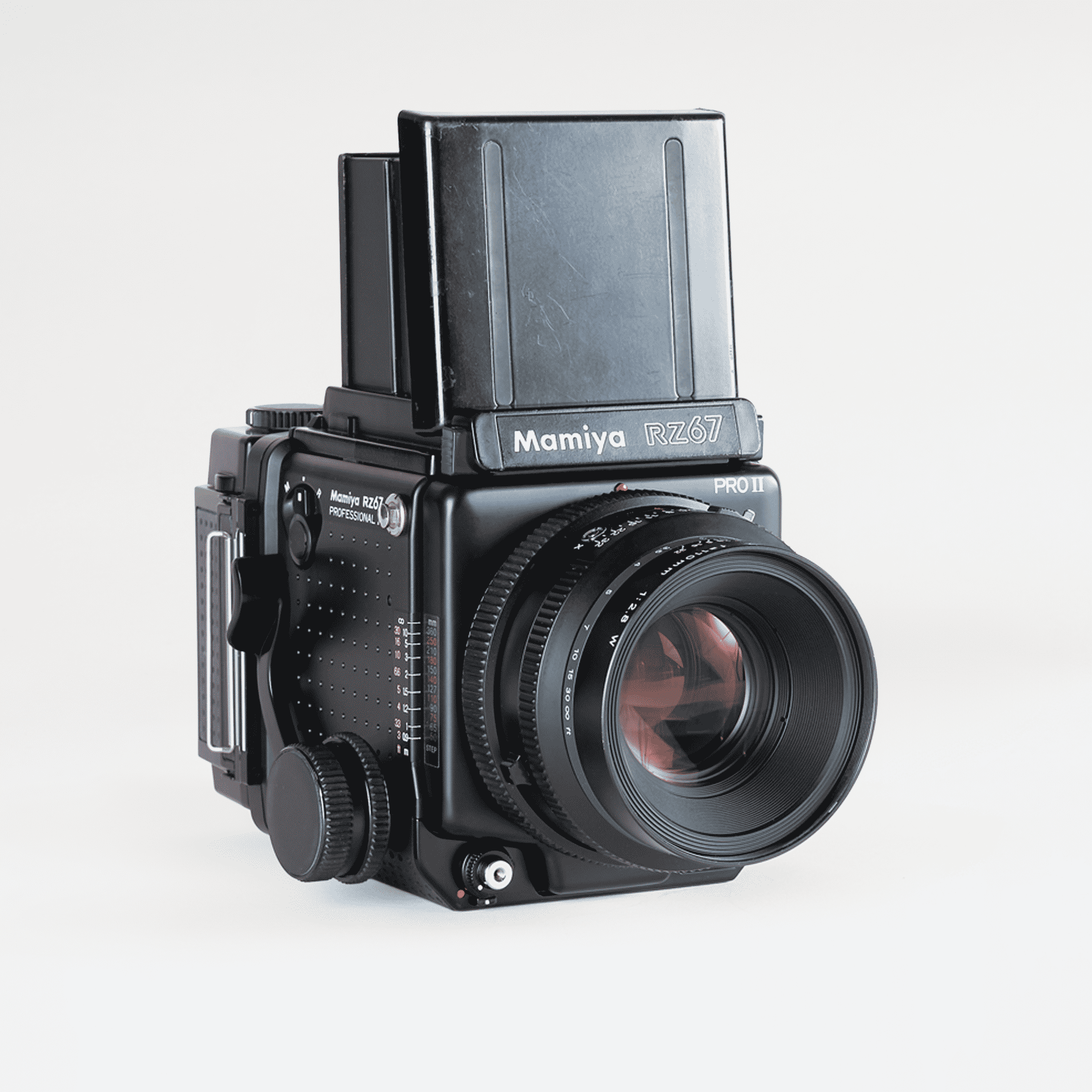 装有镜头和腰平取景器的 Mamiya RZ67 Professional II