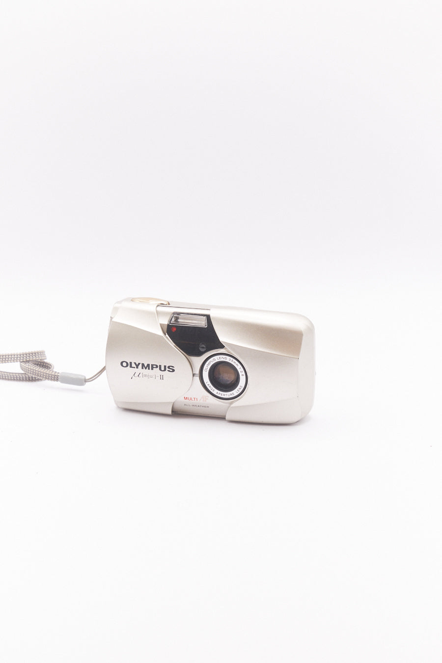 白色背景中的 Olympus mju-II 自动便携相机
