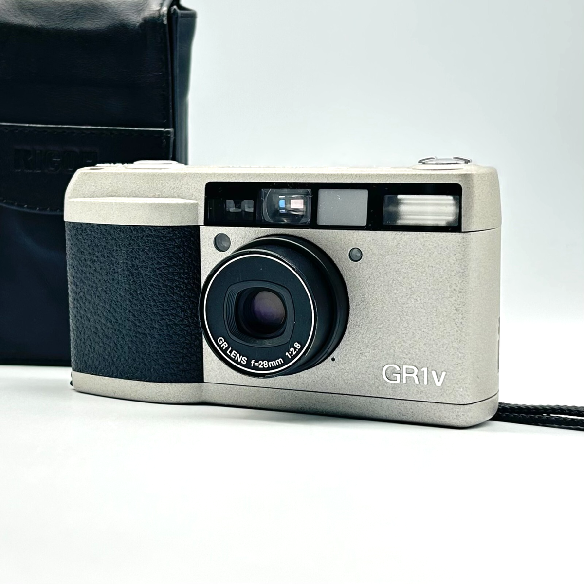 完整显示的银色 Ricoh GR1v