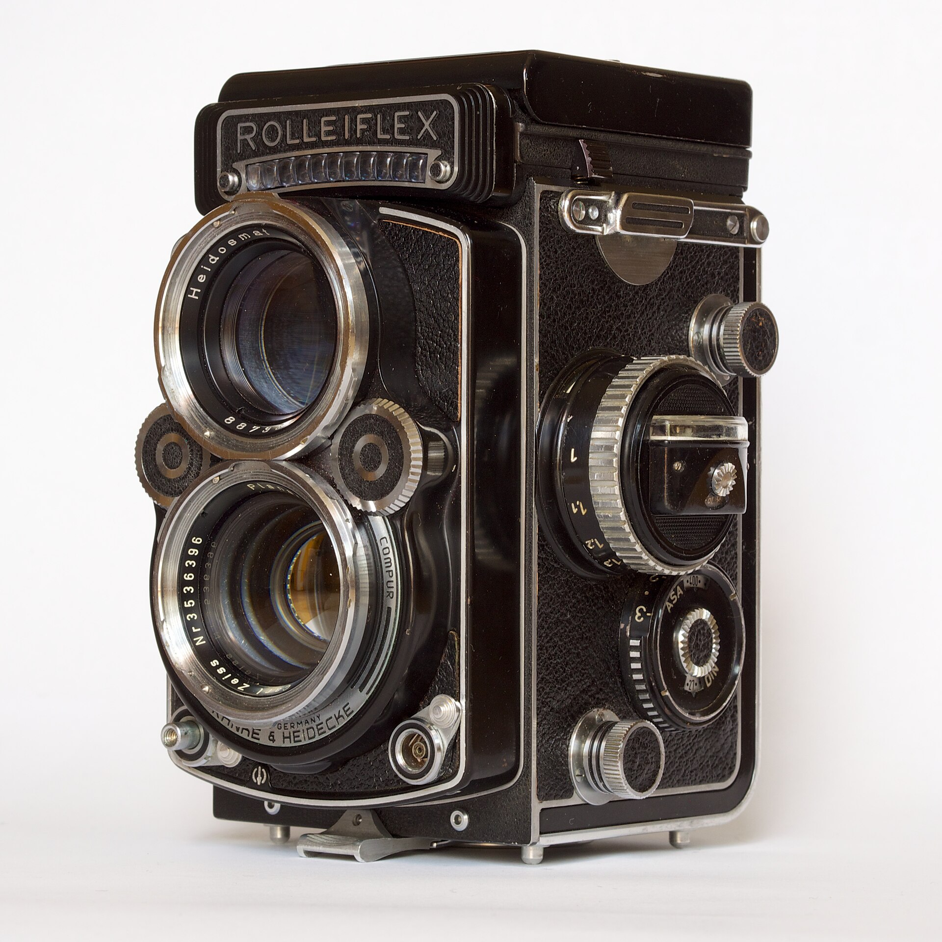 银黑配色的 Rolleiflex 2.8F 双反相机实机
